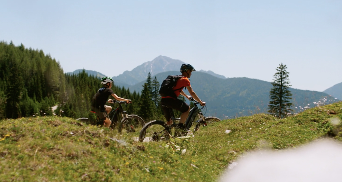 Deux cyclistes sur leur VTT avec un paysage montagneux